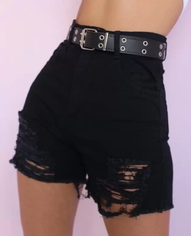 Short Bermuda Negro con Roturas